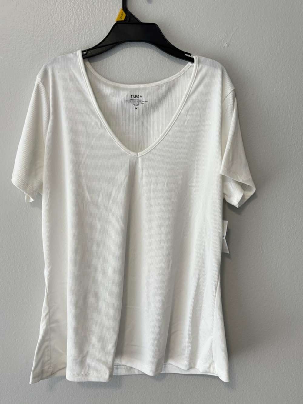 Rue21 White V-Neck Short Sleeve Tee